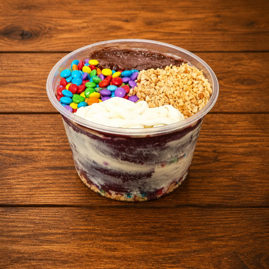 Açaí super cremoso montado em camadas de M&M + amendoim granulado e no topo ninho, avelã
