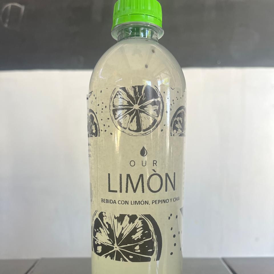Agua de limon con pepino y chia