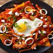 Chilaquiles rojos con huevo