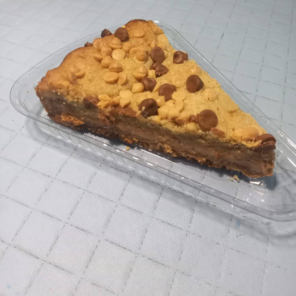 Nossa torta cookie que já é sucesso, agora na versão com recheio de kinder bueno, que vem com pedaços crocantes de biscoito no recheio.