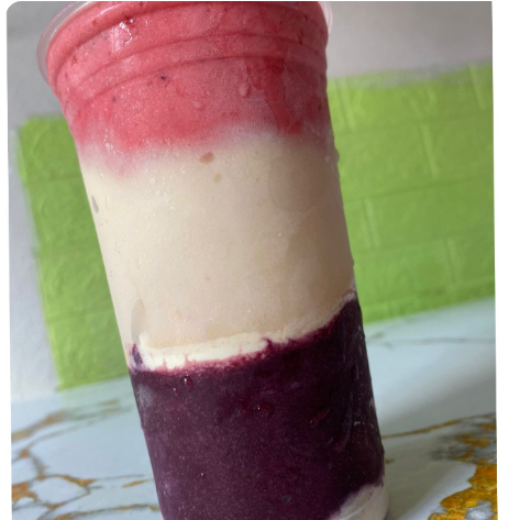 Creme de Açaí, creme de Ninho, gelato de morango, leite em pó.
