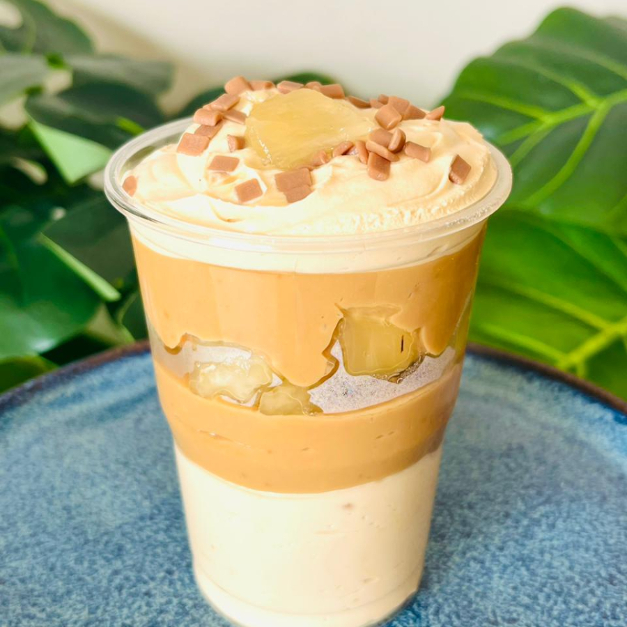 Mousse de doce de leite, doce de leite cremoso e abacaxi.