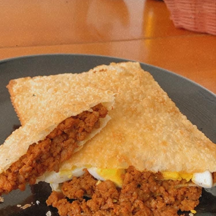 Para a alegria da criançada dois pastéis deliciosos do Rei do Recheio e grátis dois guardamos. * Queijo * Queijo com presunto + dois guaracamps. Obs: os sabores não pode ser alterados