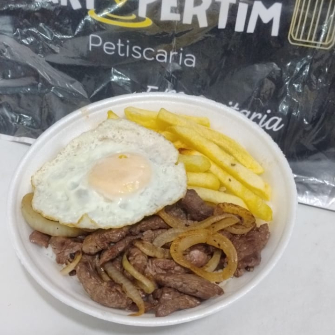 Deliciosas iscas de carne bovina acebolada, arroz, feijão, batata frita e ovo frito aprox. 550 g