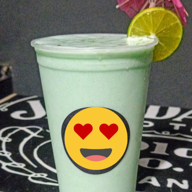 Vodka, curaçau blue (Licor de laranja), suco de limão Taiti, leite condensado, raspas de limão e gelo