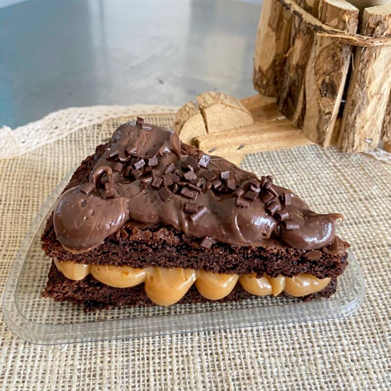 Deliciosamente preparada com 2 camadas do nosso Brownie que derrete na boca, generosamente recheada com Doce de Leite Nobre, finalizada com Brigadeiro Tradicional e Granulado. Montamos na Hora! . . . ###tags#### promoção promocao oferta desconto barato taxa gratis entrega grátis combo doce sobremesa bolo fatia brownie braune brauni browni nutela Nutella Ninho kitkat red velvet pistache geleia cenoura brigadeiro chocolate copo felicidade bombom cone trufado pai de mel pote pavê pudim cuscuz cookies tortas tortellete bolo vulcao vulcão salgado gourmet artesanal