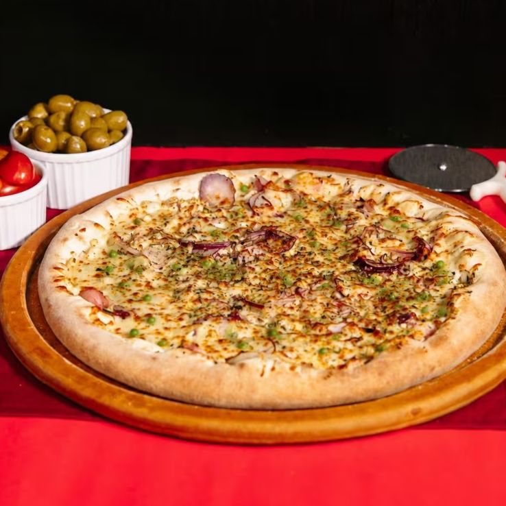 Atum, palmito, ervilha, cebola, mussarela, molho de tomate, azeitonas e orégano.