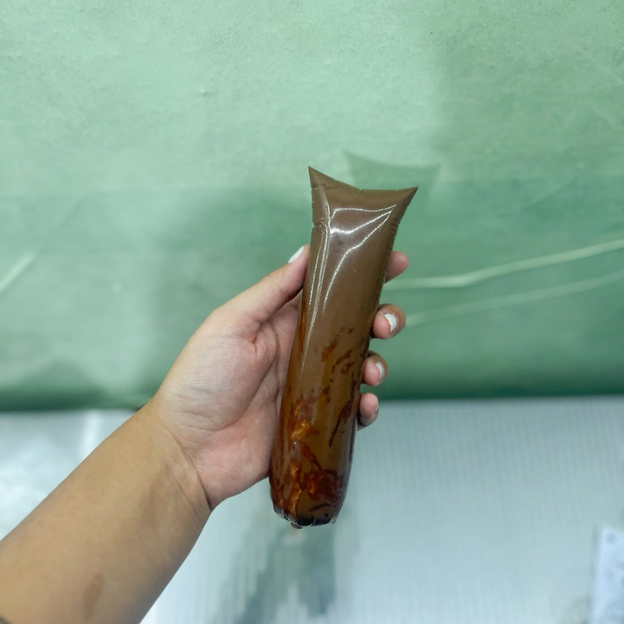 base de recheio kinder, com pedaços de chocolate kinder bueno, e bastante nutella.