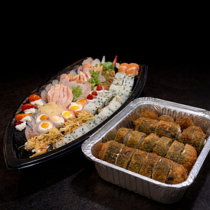 30 sushis variados, 12 gunkans variados, 6 niguiris variados, 10 salmão, 10 peixe branco, 10 salmão maçaricado, 12 peças de hot roll de salmão, 6 peças de hot roll de tilápia e 4 croquetes de peixe. Acompanha no pedido: 4 pares de hashi, 2 molhos teriyaki e 2 molhos shoyu.