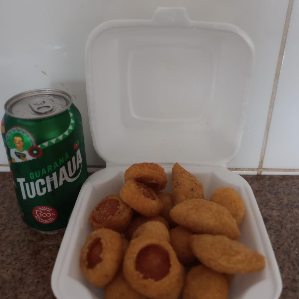 aproveite o combo solteiro com 20 salgadinhos e 1 refrigerante em lata ,uma combinacao pratica e saborosa para qualquer ocasiao.