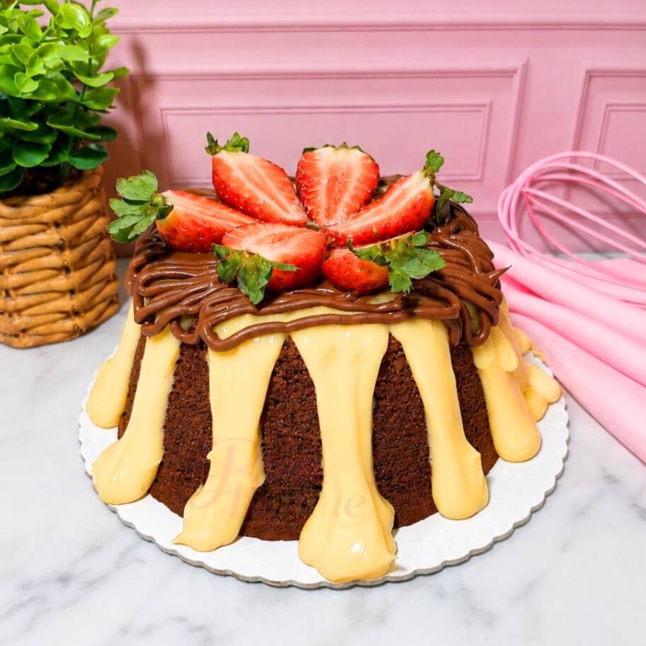 Um delicioso bolo de chocolate com cobertura de Brigadeiro Branco, que enche a boca d'água, são 800g de um bolo fofinho e gostoso. Finalizado com Morangos frescos e Nutella
.
Serve de 4 a 6 pessoas. Peso aprox. 800g . .