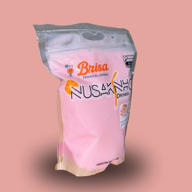 Cremoso, natural com álcool. Feito com Vodka, iogurte, creme artesanal e morangos de verdade, refresca como sobremesa gelada e conquista pelo sabor, pra qualquer hora.