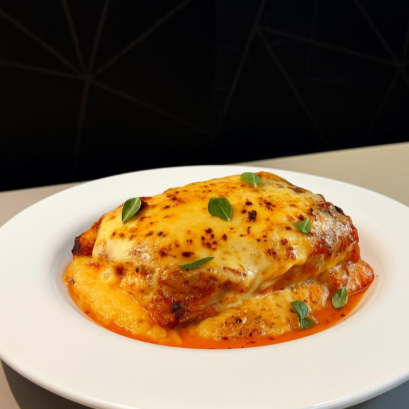 Lasanha alla bolonhesa, molho bolonhesa, molho branco, presunto, gratinada com queijo.