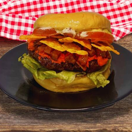 Experimente nossos delicioso hambúrguer artesanal de costela (100g) pão brioche, uma camadas de bacon em cubos crocante, alface americana, tomate e maionese, ketchup, tudo isso com uma camada de cheddar derretido.