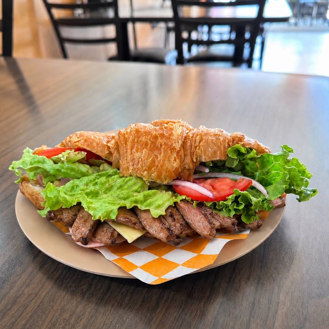 Croissant de Carne Asada