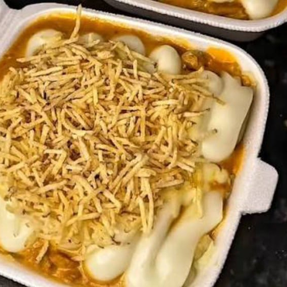 Deliciosa batata temperada, recheada cm estrogonofe de frango cremoso, catupiry, e batata palha.