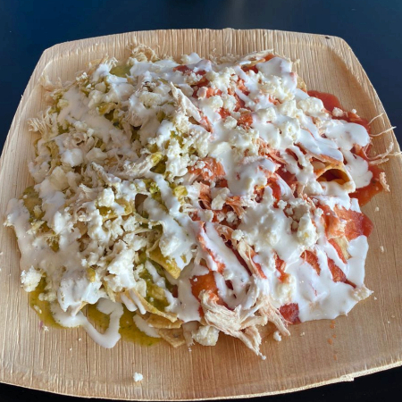 Chilaquiles con Pollo + Medio Jugo a Elegir