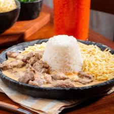 Acompanha arroz branco e batata palha caseira
