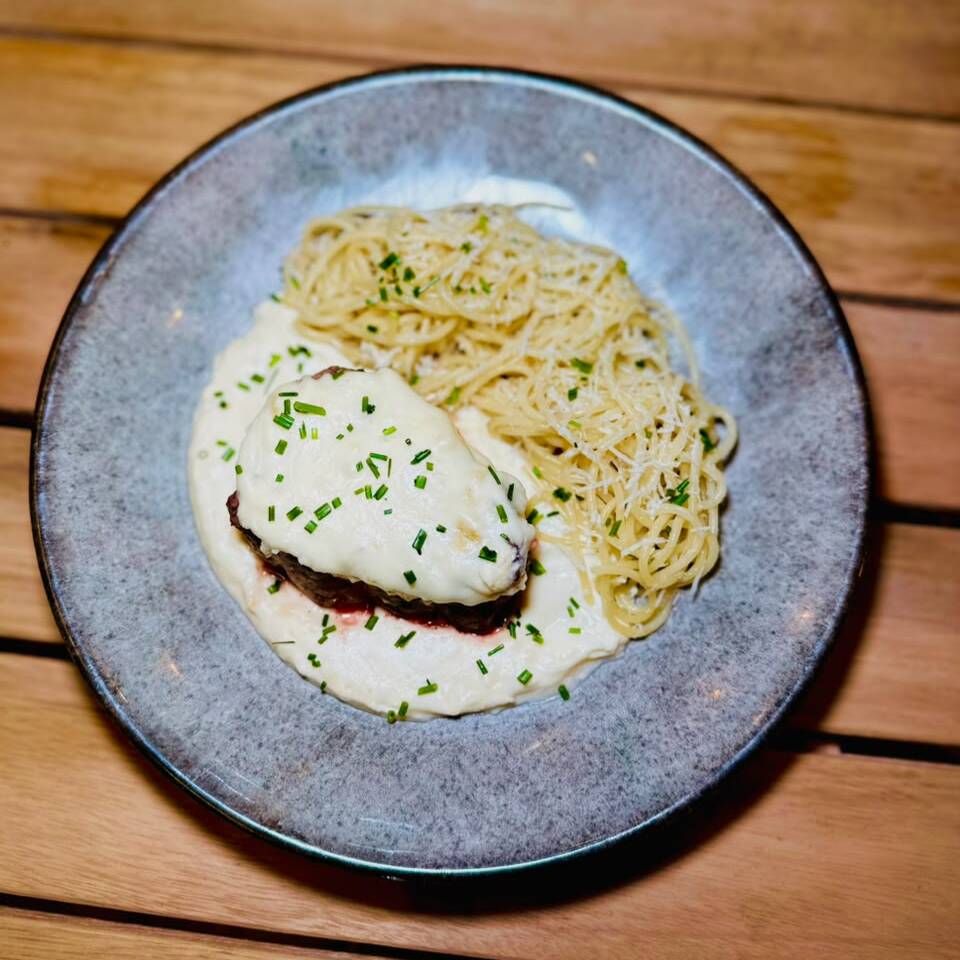 Medalhão de mignon selado, com molho 3 queijos, acompanhado de uma massa de espaguete e finalizado com queijo parmesão.