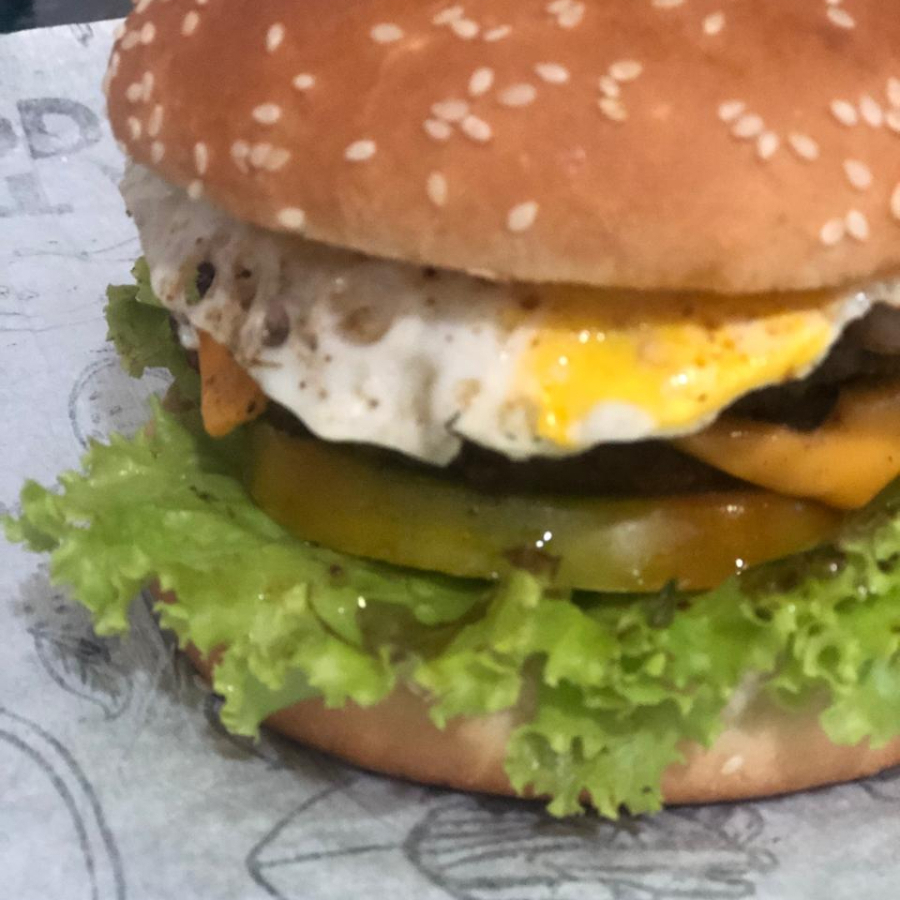 PAO COM GERGILIN +2 HAMBURGUERES 100G CADA + MUÇARELA +BACON + ALFACE + TOMATE +MOLHO ESPECIAL - A BASE DE MAIONESE