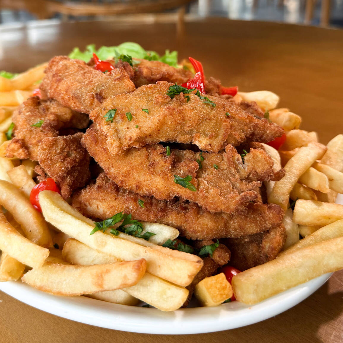 Isca de Sanit Peter empanado e frito, servido com batatatas fritas. Acompanha molho Grill.