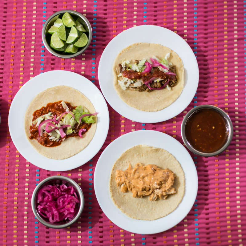 3 Tacos de Guisos más Bebida