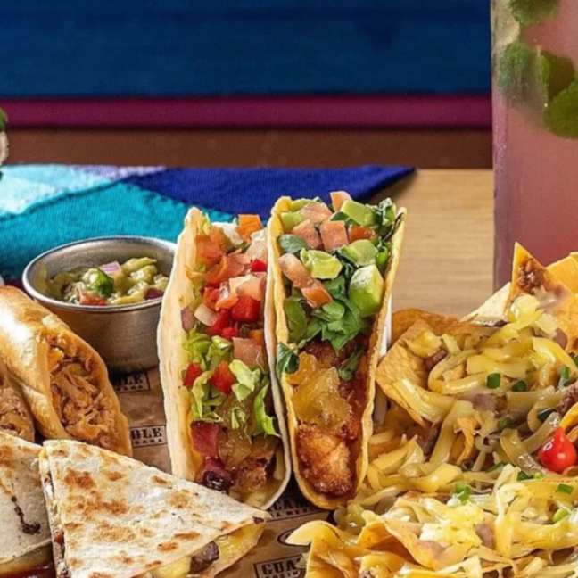 Mini rodizio com 2 tacos, 4 quesadillas, nachos e guacamole.