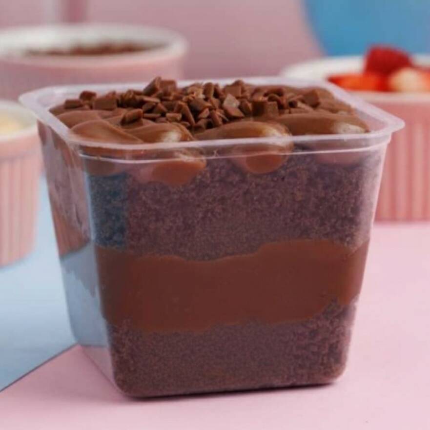 Uma massa molhadinha de chocolate intercalada com um delicioso brigadeiro de chocolate