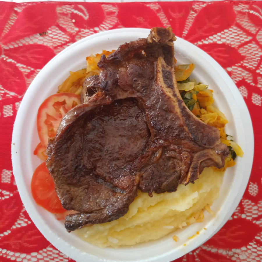 um delicioso almoço que acompanha, feijão preto ou mulato, arroz, macarrão, salada, purê, farofa