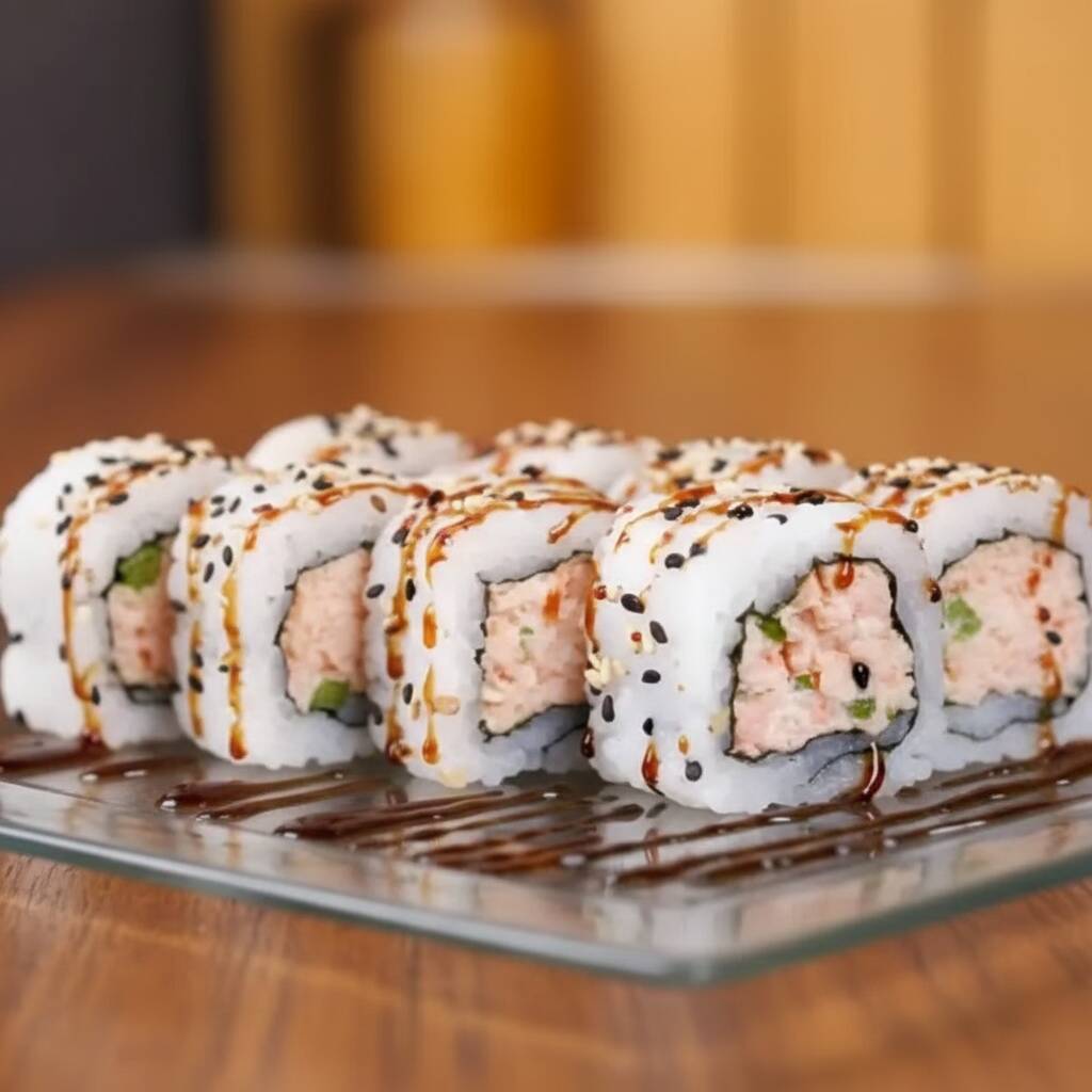 Alga, arroz japonês, gergelim. Recheio: salmão grelhado.