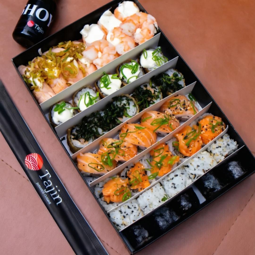 Combinado composto por: 5 Uramaki Sweet Shake, 5 Uramaki Alaska, 5 Hot Philadelphia, 5 Hot com Crispy de Couve, 5 Uramaki Philadelphia, 5 Hossomaki Philadelphia, 3 Joy Ebi Nikkei, 3 Joy de Salmão com Cream Cheese, 4 Niguiri de Salmão Selado com Alho Poró. Acompanha: 1 hashi, 2 porta shoyu, 4 molho terê, 2 molho shoyu, 1 guardanapo.
