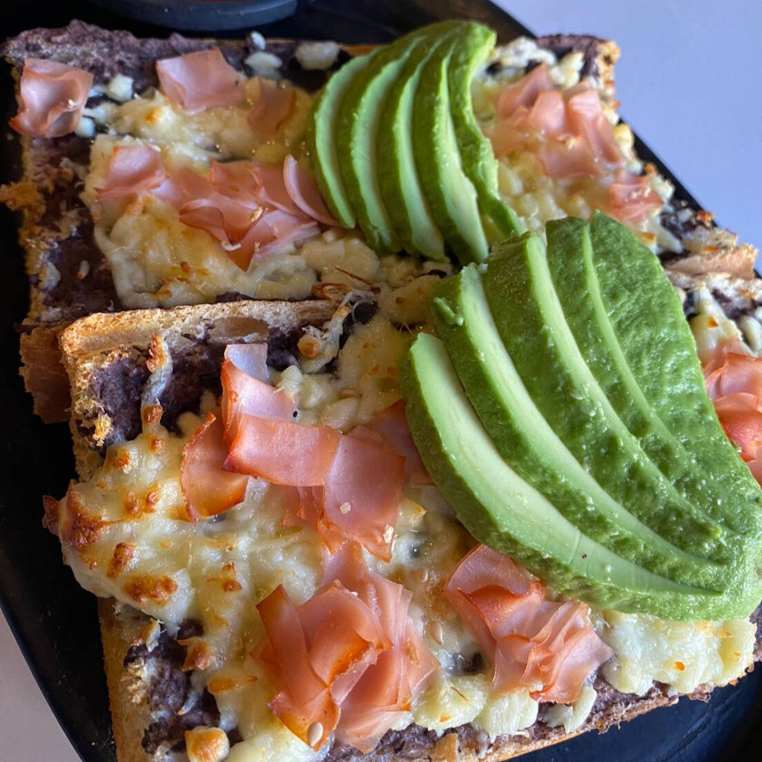 Molletes de Jamón, Queso y Frijol