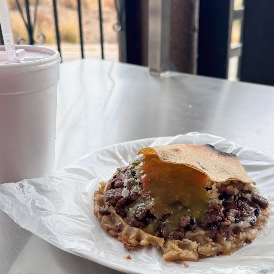 1 CHORREADA DE ASADA CON 1 AGUA DE 500 ML DE JAMAI