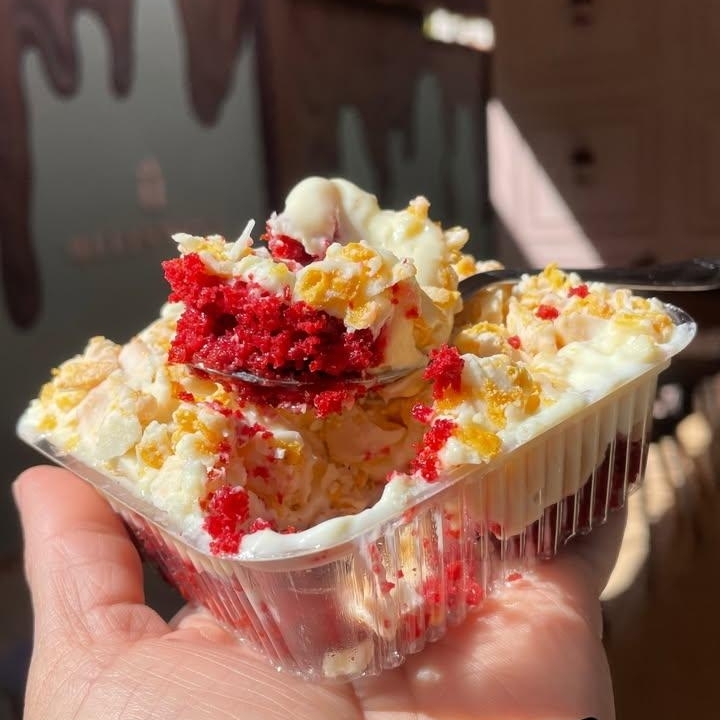 Delicioso bolo de red molhadinho, com brigadeiro de ninho, creme de crean cheasy, coberto sucrilhos e chocolate branco