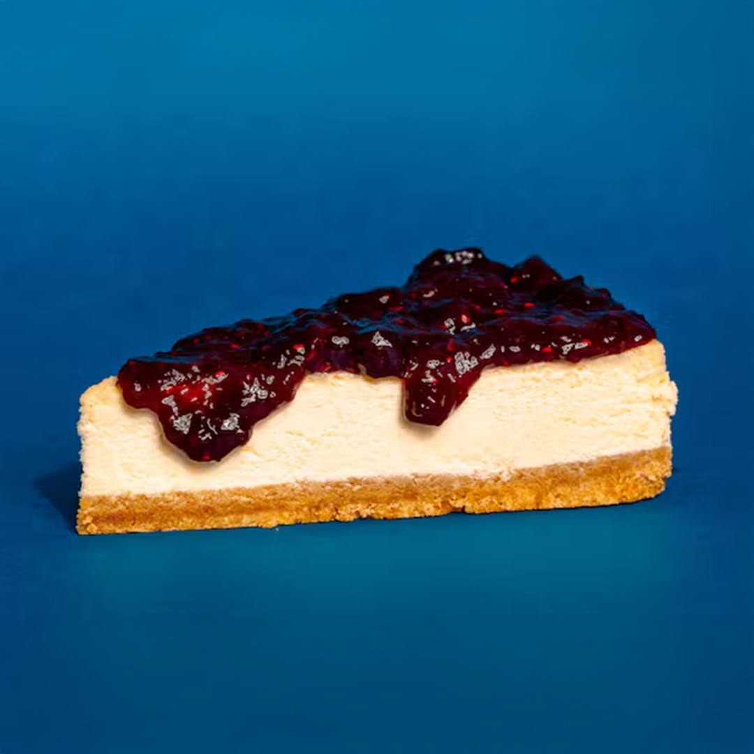 Cheesecake Navarro clássica acompanhada de uma calda artesanal de frutas vermelhas, servida à parte para você dosar o sabor como quiser. Uma combinação perfeita.