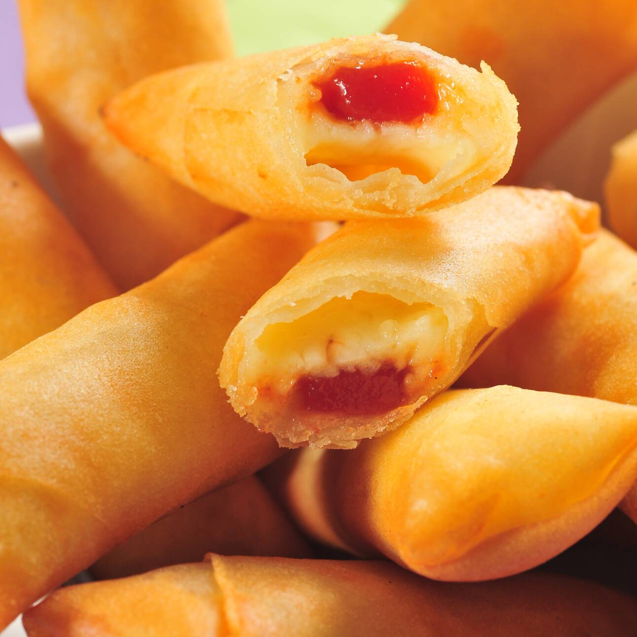 Massa crocante com recheio de muçarela e goiabada, uma combinação deliciosa, porções com 1 ou 2 unidades a sua escolha.