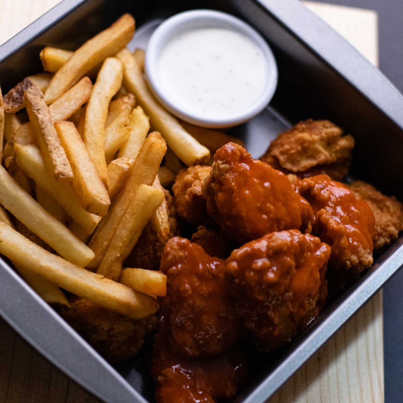 12 Piezas de Boneless Con Papas Francesas, Aderezo