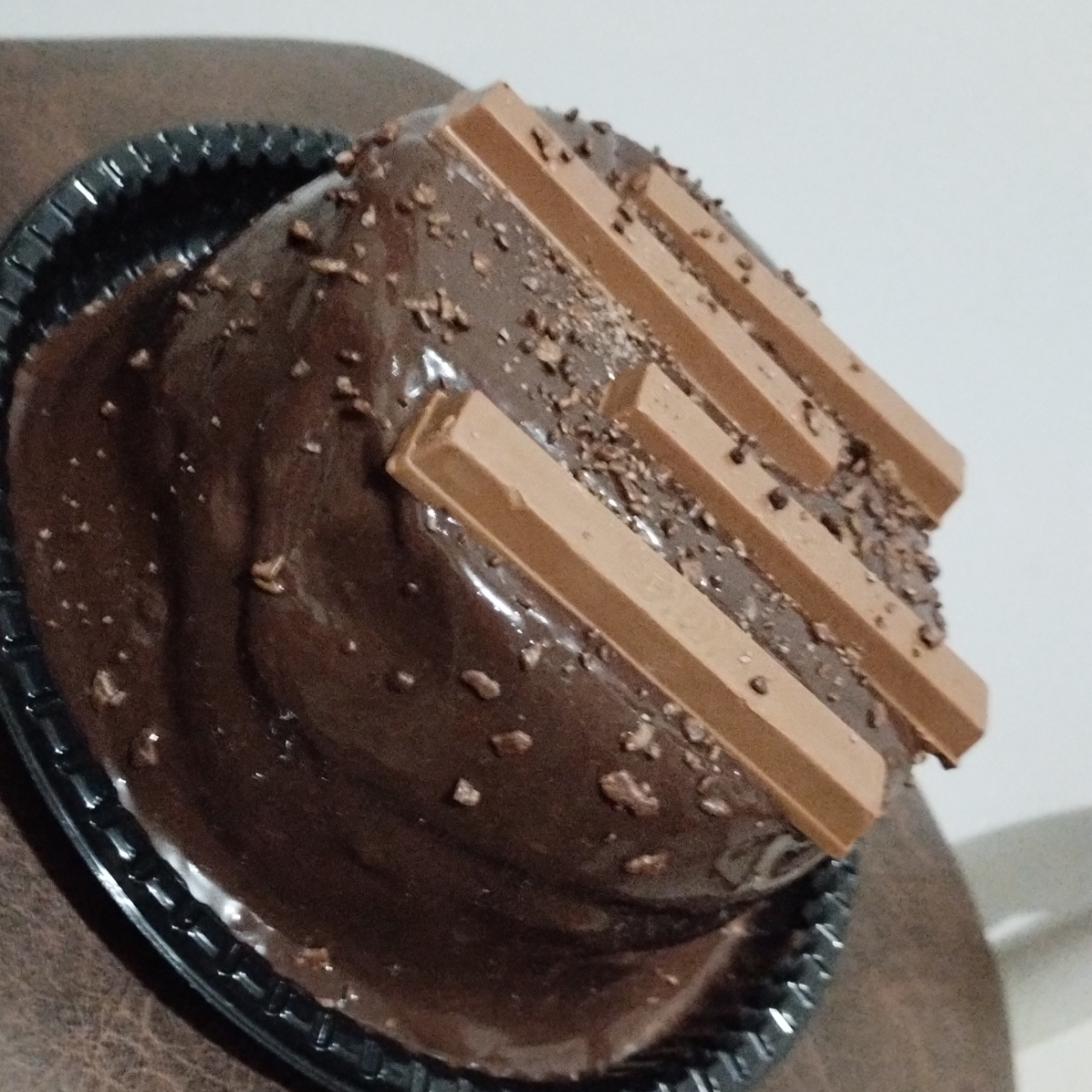 Massa de chocolate e recheio de brigadeiro com kit kat. (aprox.920g, serve 5 pessoas )