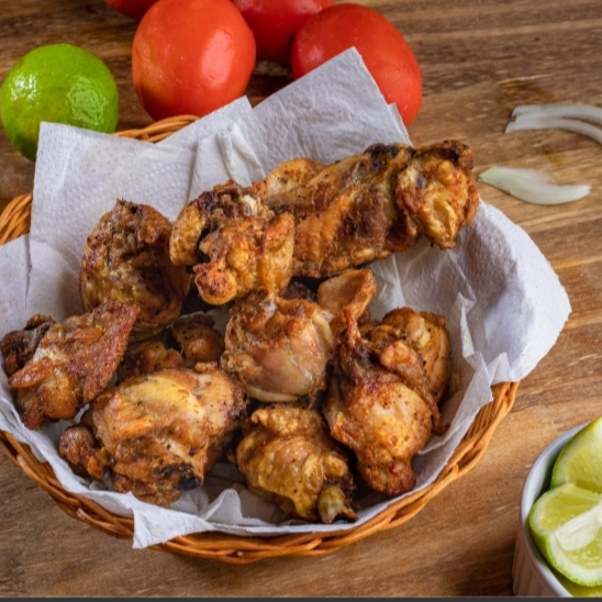 porção de frango a passarinho , uma delicia.