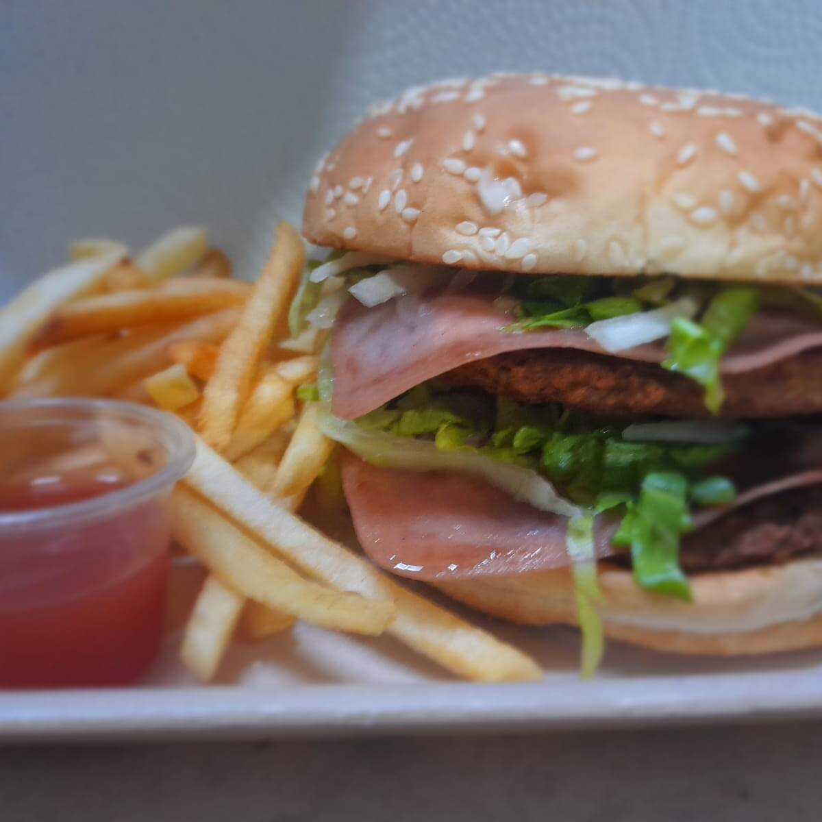 Hamburguesa Doble+ porción de papas+ te frio 500ml