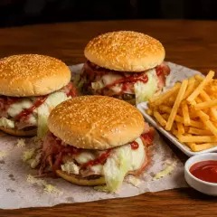 3 Hamburguesas Tradicionales y 1 Orden de Papas