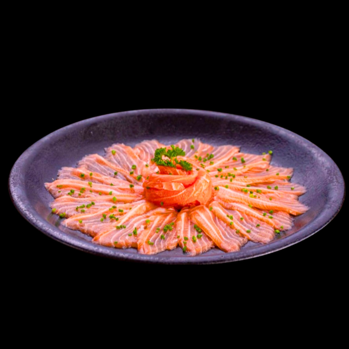 Lâminas de salmão temperadas com sal, pimenta sriracha e limão. Este item acompanha o caldo de limão.