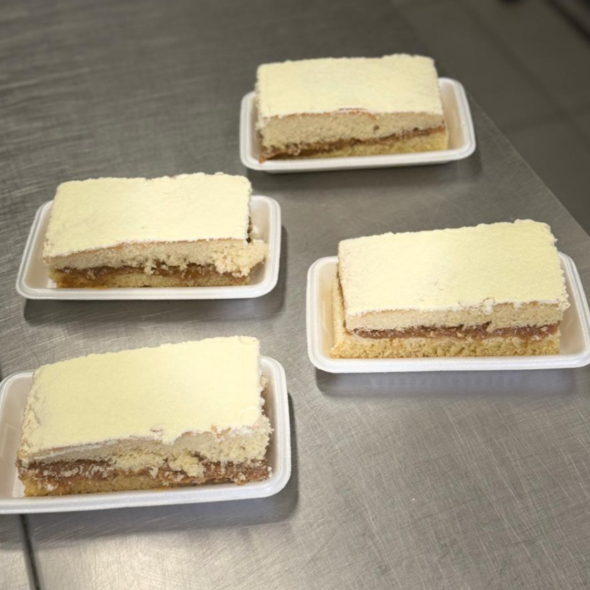 Massa leve recheada com doce de leite cremoso e polvilhada com açúcar. Clássico e irresistível.