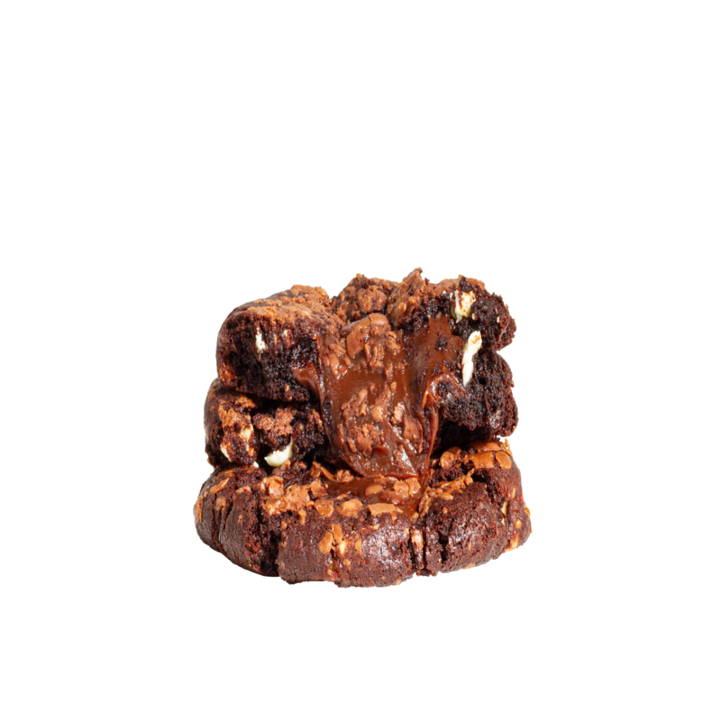 Cookie de cacau com whisky Jack Daniel's, pedaços de chocolate branco e meio amargo e ultra recheio de brigadeiro gourmet de chocolate meio amargo com toque marcante de Jack Daniel's.