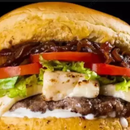 Pão bola, deliciosa carne artesanal tostada na chapa, 1x porção de queijo coalho tostadinho na chapa, alface fresquinho do Dia , tomate salada, cebola caramelizada ao shoyo, e por fim 1x camada de maionese cremosa artesanal.