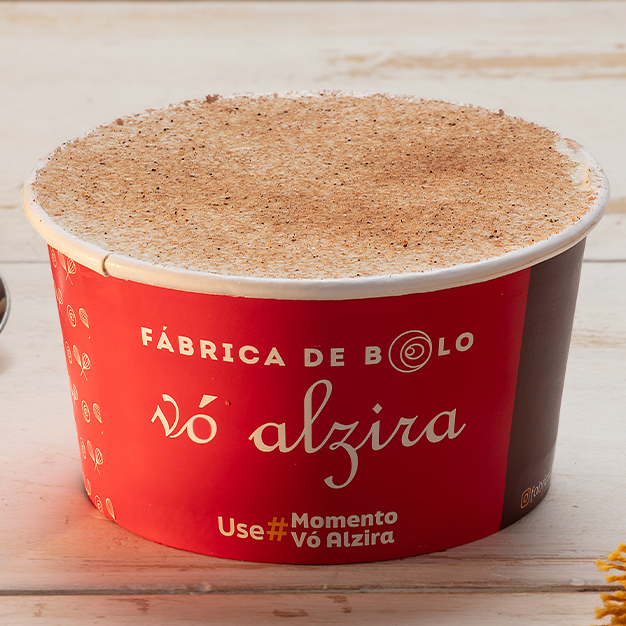 Bolo de Pote caseiro, feito com duas camadas de bolo de banana, com recheio de doce de leite e rodelas de bananas e cobertura deliciosa de chantininho, finalizado com açúcar e canela polvilhado. Imagem meramente ilustrativa.