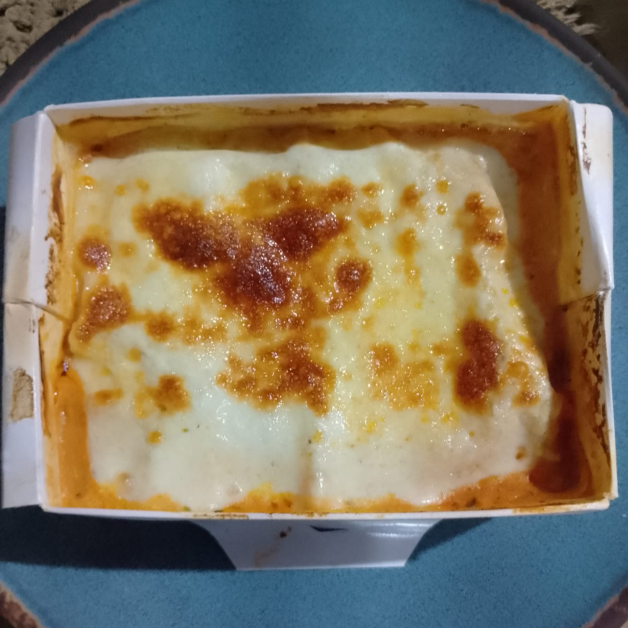 Tradicional massa de lasanha artesanal, com molho bolonhesa clássico que despensa apresentações, presunto e molho bechamel, finalizado com queijo mussarela gratinado no maçarico.