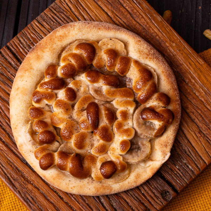 Casquinha açucarada por fora e Cremosa por dentro. Ao passar no forno, essa sobremesa forma uma crosta caramelizada na superfície e, por dentro, se mantém cremosa e adocicada. Uma esfiha de dar água na boca para qualquer amante de um docinho.