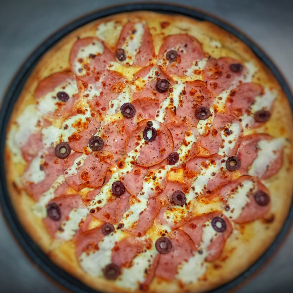 LANÇAMENTO: LOMBO MELT "Descubra a cremosidade elevada a outro nível. O tradicional Lombo Canadense encontra a sofisticação do nosso Fondue de Alho, criando uma textura única que derrete na boca. Uma explosão de sabores harmonizada com azeitonas pretas. Peça agora e surpreenda-se com essa novidade promocional!" Molho, Mussarela, Lombo Canadense, Fondue de Alho, Azeitona Preta.