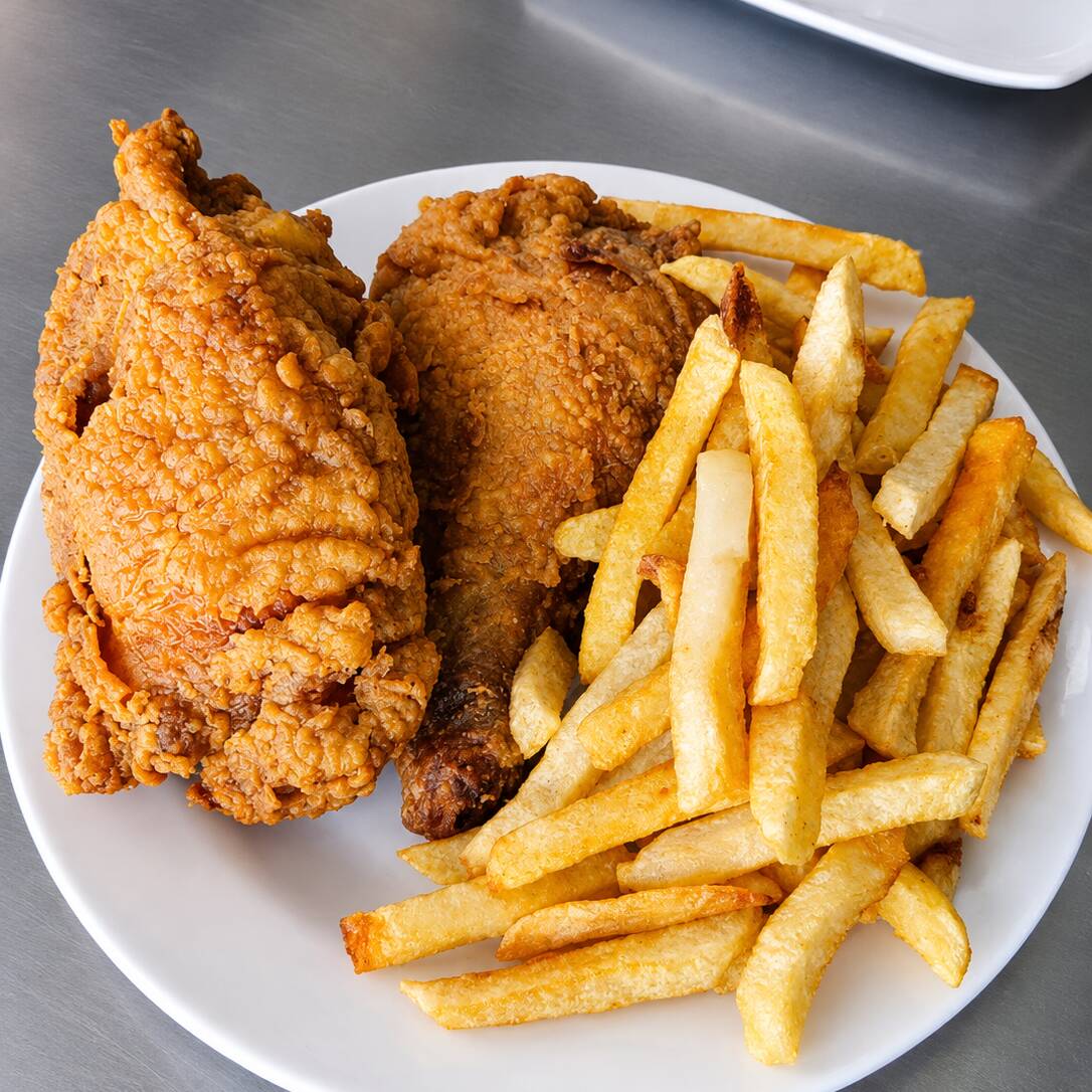 Cuarto de Pollo Apanado con Papa Fritas y salsas